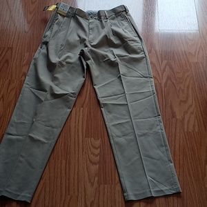 NWT Haggar Iron Free Premium Khaki Pleated Classic Fit 32x32